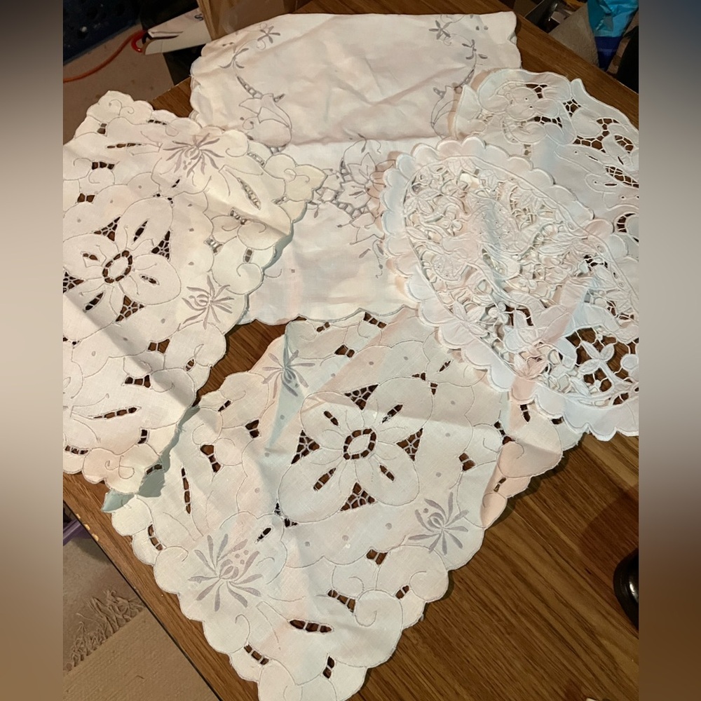 Package of 4 doilies and a table runner . Cream